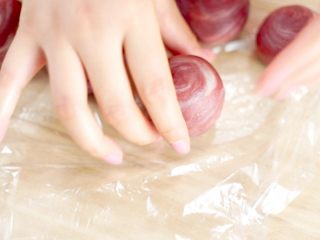 30、抹茶蛋黄酥&紫薯蛋黄酥,将所有的做好后，放入烤盘，送入烤箱