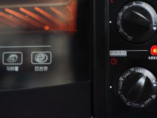 31、抹茶蛋黄酥&紫薯蛋黄酥,上下火175度，烘烤30分钟即可~