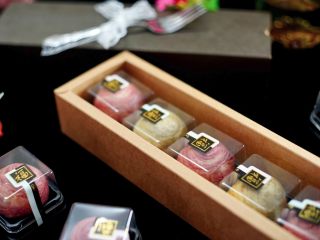 32、抹茶蛋黄酥&紫薯蛋黄酥,当做伴手礼送人是不错的选择哟~