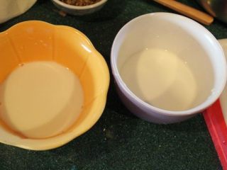 2、蚵仔煎,将粉浆依每一人份各自调好。一般粉水比率，以1：3为佳。有人建议加点白醋较易成型。