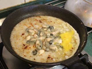 5、蚵仔煎,将调好的粉浆倒入，煎约1-2分钟，等粉浆即将熟透时，在粉浆上打1个蛋，用锅铲把蛋捣散。