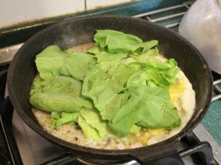 6、蚵仔煎,再铺上适量的青菜。今天用的是茼蒿，小白菜也很合适。