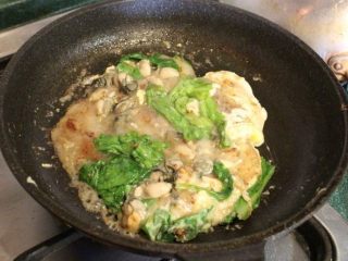 7、蚵仔煎,把蚵仔煎翻面，再煎一下即可起锅（再煎多久看您想吃多焦而定）。