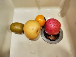 2、花样水果\拼盘,冲洗干净。