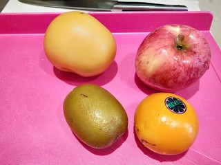 3、花样水果\拼盘,放在案板上。