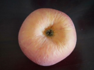 4、花样水果\拼盘,苹果去皮。