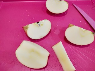 5、花样水果\拼盘,切成四块,平切掉挨籽部位。