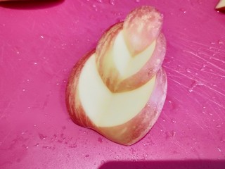 6、花样水果\拼盘,切成三角片,推开成花瓣。摆放盘中。