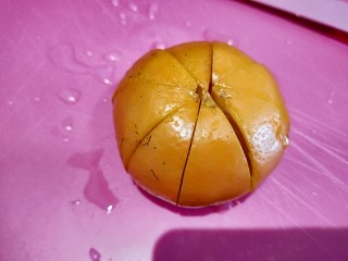 7、花样水果\拼盘,甜橘子切成米字,皮包开。放盘中间。