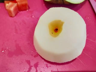 8、花样水果\拼盘,梨子皮切和苹果一样的刀法。