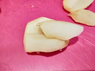 9、花样水果\拼盘,切好的梨子摆放盘中。