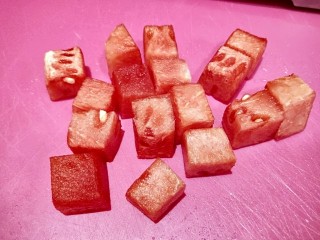 11、花样水果\拼盘,切成小方块。