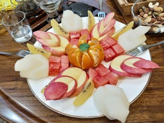 12、花样水果\拼盘,全部完成,橘子中间放一个圆形西瓜皮,猕猴桃去皮切成7块如图摆放。