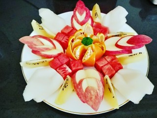 13、花样水果\拼盘,一盘水果大比拼就做好了。