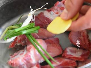 1、排骨玉米汤—话说没有汤怎么开饭？,排骨冷水下锅，加入葱结、姜片和料酒。