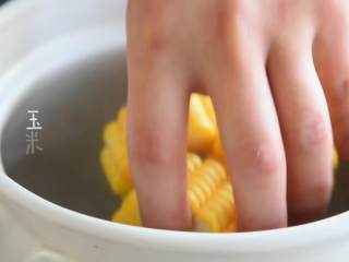 5、排骨玉米汤—话说没有汤怎么开饭？,放入山药、胡萝卜、红枣，小火再炖15分钟。