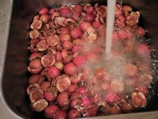 2、山楂糕,然后泡水洗干净。