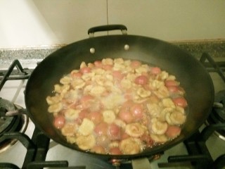 4、山楂糕,倒入500克水煮半小时后捞出。