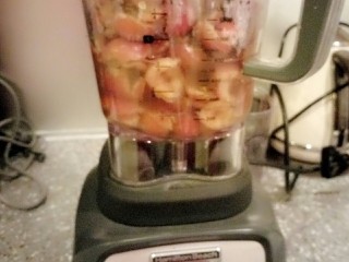 5、山楂糕,放入料理机加入煮山楂的水一起打成糊。