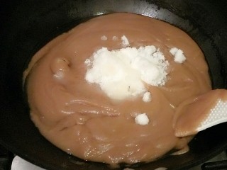 7、山楂糕,倒入锅加入50克白塘挤进柠檬汁小火熬制。