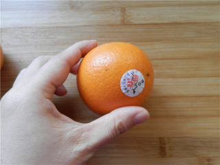 1、国橙蒸枸杞蛋,将橙子洗净擦干，放在桌上用手轻揉2分钟，让果肉好分离。