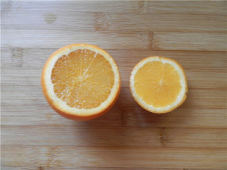 2、国橙蒸枸杞蛋,把橙子1/4处切开。