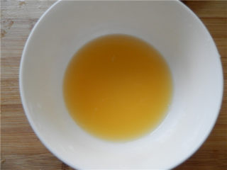 4、国橙蒸枸杞蛋,挤出橙汁备用。