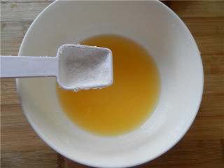 5、国橙蒸枸杞蛋,取15g橙汁里加入5g糖搅拌至融化。