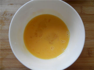 6、国橙蒸枸杞蛋,鸡蛋打散。