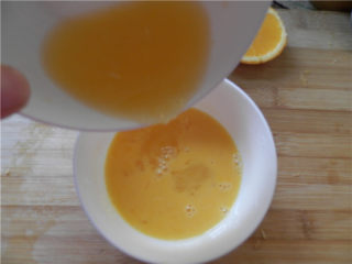 7、国橙蒸枸杞蛋,将橙汁倒入蛋液中搅匀。
