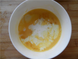 8、国橙蒸枸杞蛋,加入15g牛奶（常温）搅匀。