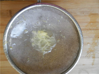 9、国橙蒸枸杞蛋,用筛网过滤掉杂质。