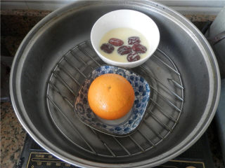 12、国橙蒸枸杞蛋,蒸锅水开后，将橙子放入，加盖中火蒸约十分钟（锅边要留一条小缝，防止水蒸气回流影响成品）。