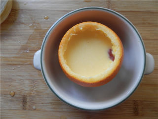 10、国橙蒸枸杞蛋,橙子放入小碗，倒入牛奶香橙蛋液至八分满。