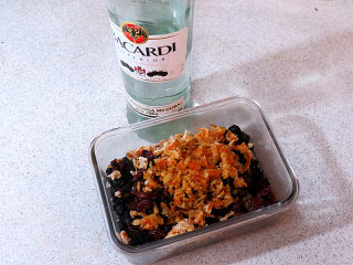 1、著名的德国传统圣诞面包【史多伦】,首先浸泡果干。最好提前2-3天进行。混合全部果干，朗姆酒加入后不会完全没过果干的，需要时常翻一下，让果干充分吸收朗姆酒