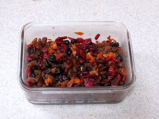 2、著名的德国传统圣诞面包【史多伦】,浸泡完成，将其沥干备用