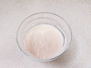 4、著名的德国传统圣诞面包【史多伦】,制作酵头。混合牛奶、面粉和干酵母