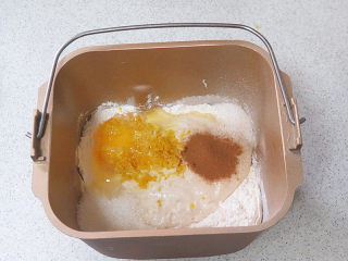 7、著名的德国传统圣诞面包【史多伦】,面包机桶内加入面团材料中黄油以外的其他材料及酵头