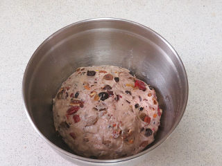 11、著名的德国传统圣诞面包【史多伦】,取出面团滚圆后放入容器，继续发酵，发酵至1.5倍大即可。因为面团中的果干太多了，会影响发酵的膨胀力的。差不多1.5倍大的时候就可以了