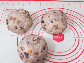 12、著名的德国传统圣诞面包【史多伦】,发酵完成，将发酵好的面团取出，分割成3个360克左右面团，滚圆