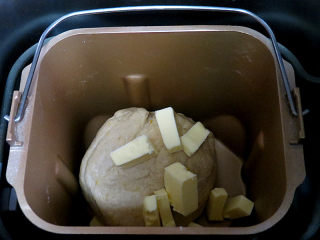 9、著名的德国传统圣诞面包【史多伦】,加入黄油继续揉至黄油完全融合