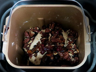 10、著名的德国传统圣诞面包【史多伦】,加入烤香的碧根果和沥干的果料，搅拌使果干分布均匀