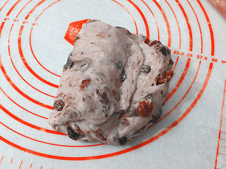 15、著名的德国传统圣诞面包【史多伦】,把压平部分折叠过去，边缘按压入压痕