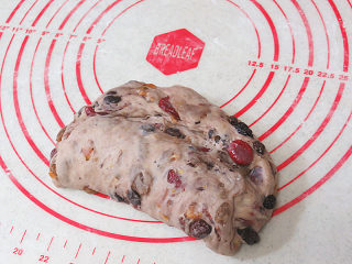 16、著名的德国传统圣诞面包【史多伦】,最后把面团用手轻轻整形成月牙形，这样襁褓中的耶稣造型变完成了