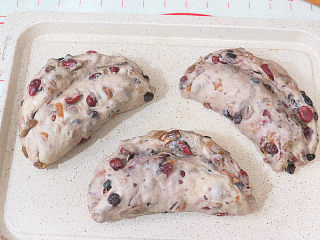 17、著名的德国传统圣诞面包【史多伦】,依次三个完成。继续放烤箱中发酵至1.5倍