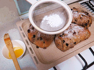 20、著名的德国传统圣诞面包【史多伦】,趁热在表面涂抹融化的黄油，再撒上厚厚的糖粉。冷却后密封好