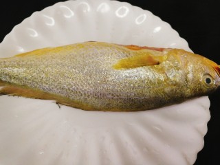 1、#咸味#黄花鱼版--孔雀开屏鱼,黄花鱼去鳞、去除内脏洗净