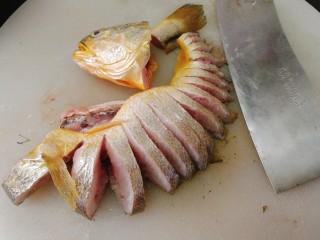 2、#咸味#黄花鱼版--孔雀开屏鱼,先把鱼头尾剁掉，如图切片，从鱼背上切开，但是不要切断