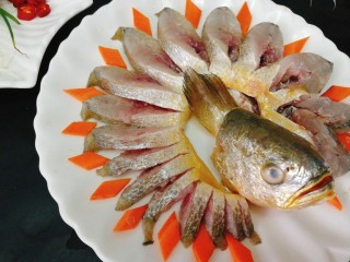 6、#咸味#黄花鱼版--孔雀开屏鱼,胡萝卜切成菱形片，摆入盘中