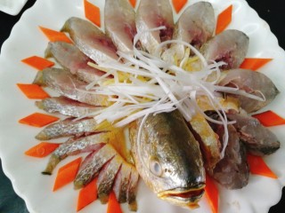 7、#咸味#黄花鱼版--孔雀开屏鱼,摆上葱姜丝